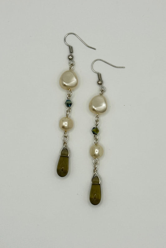 Foggy Pearls Dangly Earrings